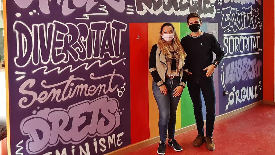 En la imagem de arriba, el mural del Racó de la Igualtat dela Biblioteca con los concejales de Cultura y de Políticas de Igualdad. Al lado, una de las actividades de formación. | LEVANTE-EMV