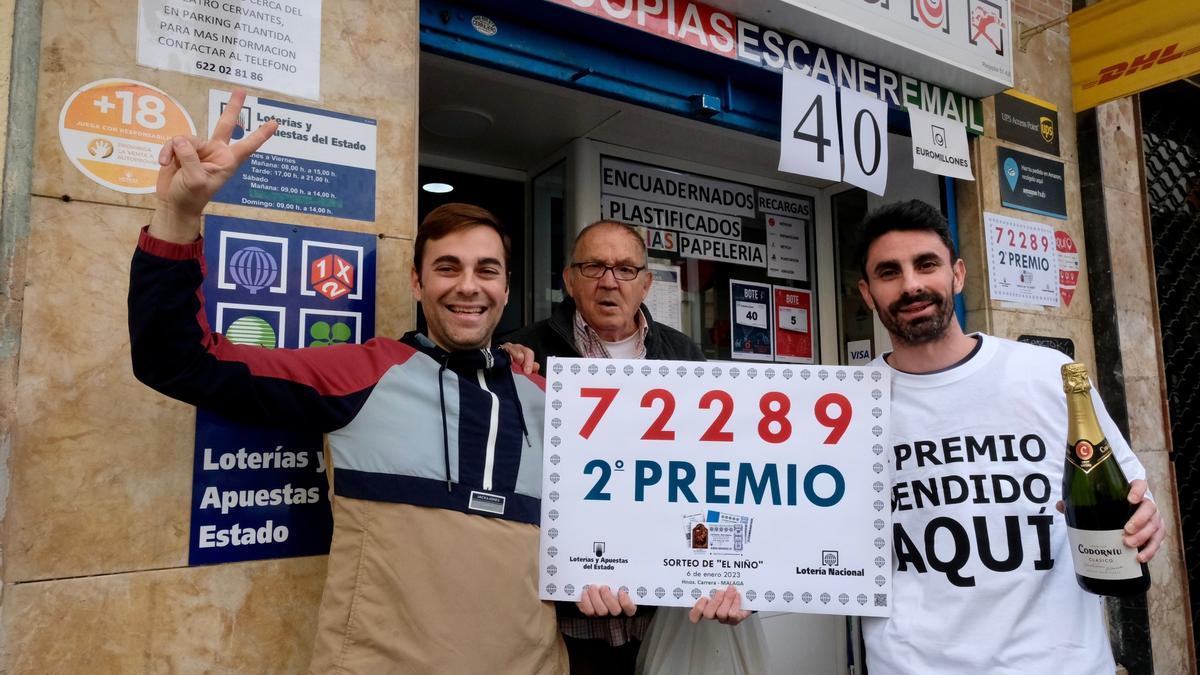 Los responsables de la administración de Loterías de la calle Gómez Pallete de la capital, que ha vendido el segundo premio de la Lotería de El Niño