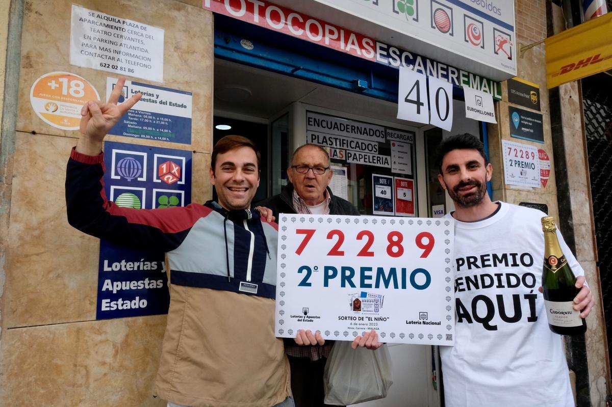 Los responsables de la administración de Loterías de la calle Gómez Pallete de la capital, que ha vendido el segundo premio de la Lotería de El Niño