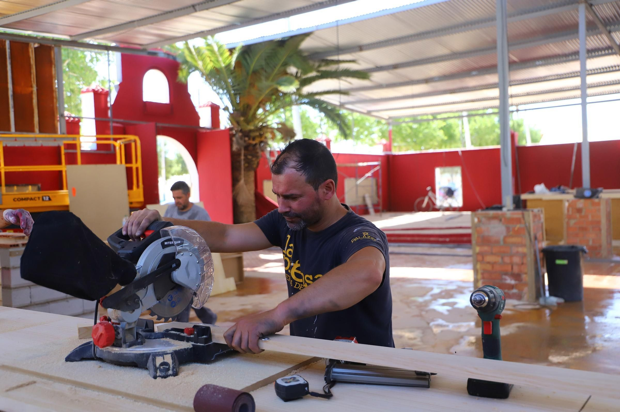 El montaje de las casetas de Feria en imágenes