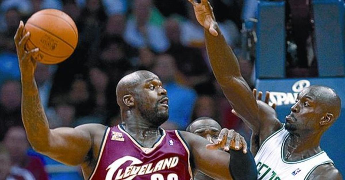 Shaquille O’Neal lluita amb Garnett, a Cleveland Shaquille O’Neal lluita amb Garnett, a Cleveland
