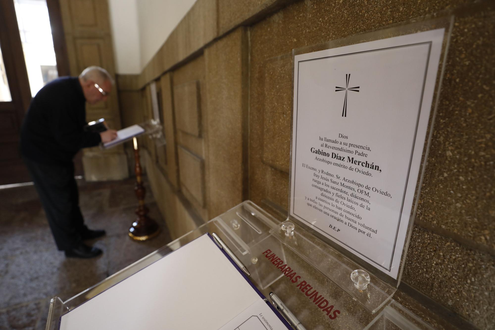En imágenes: religiosos y amigos firman en los libros de condolencias del Arzobispado por Díaz Merchán
