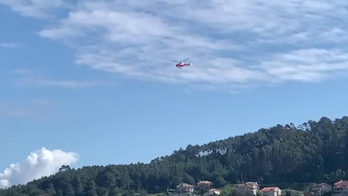 Un helicóptero de la distribuidora de Naturgy, UFD, sobrevuela el área de Vigo