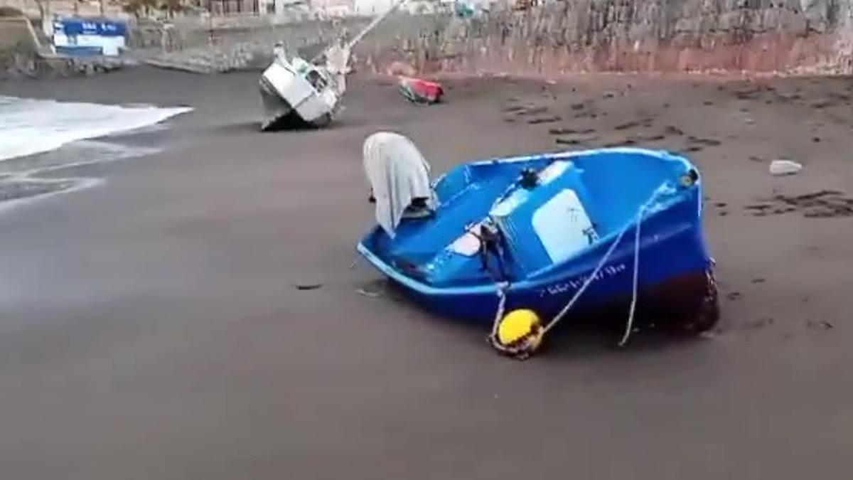 Imagen de varias embarcaciones aparecen varadas en la playa de Las Marañuelas, en Gran Canaria.