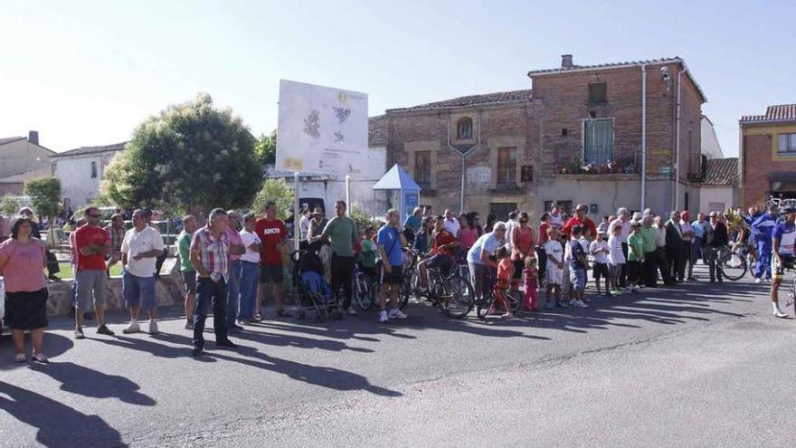 Vecinos de El Perdigón durante una prueba deportiva en el pueblo.