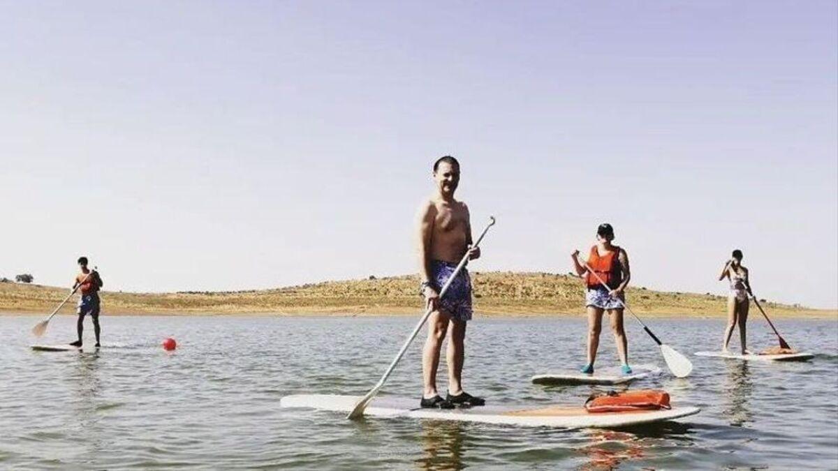 En Alange, participantes en las actividades acuáticas del centro La Jarilla.