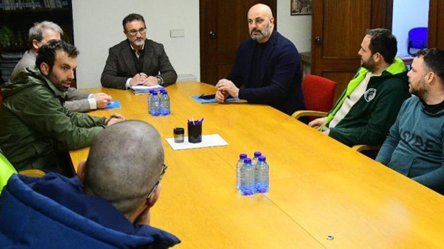 Cerviño, en el centro, en la reunión con agricultores y ganaderos.