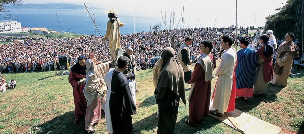 Asistencia multitudinaria a unha das procesións da Semana Santa de Fisterra. | CEDIDA