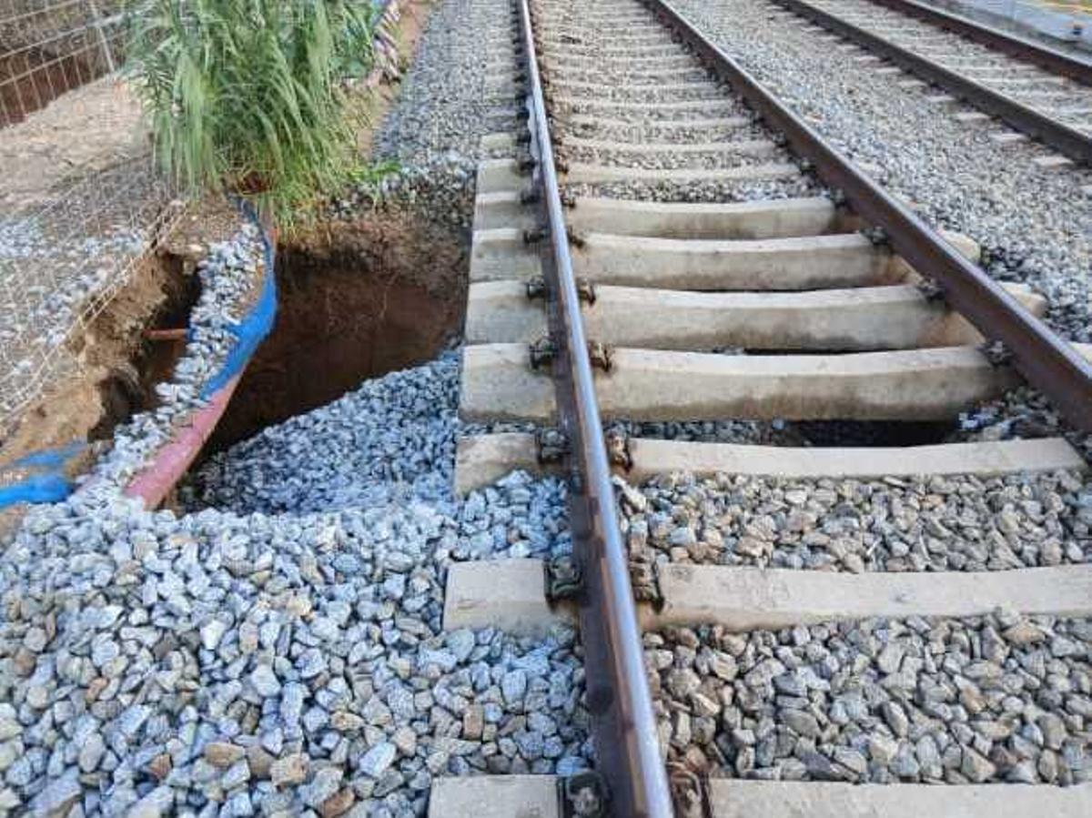 El pequeño socavón que interrumpe la circulación de la R2, la R2Nord y la R11 de Rodalies a la altura de Vallbona