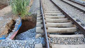 El pequeño socavón que interrumpe la circulación de la R2, la R2Nord y la R11 de Rodalies a la altura de Vallbona