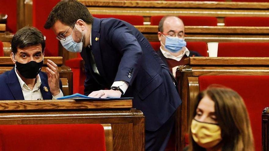 Pere Aragonès parla amb Sergi Sabrià ahir al Parlament en presència de la consellera Meritxell Budó i del líder del PSC,  Miquel Iceta.