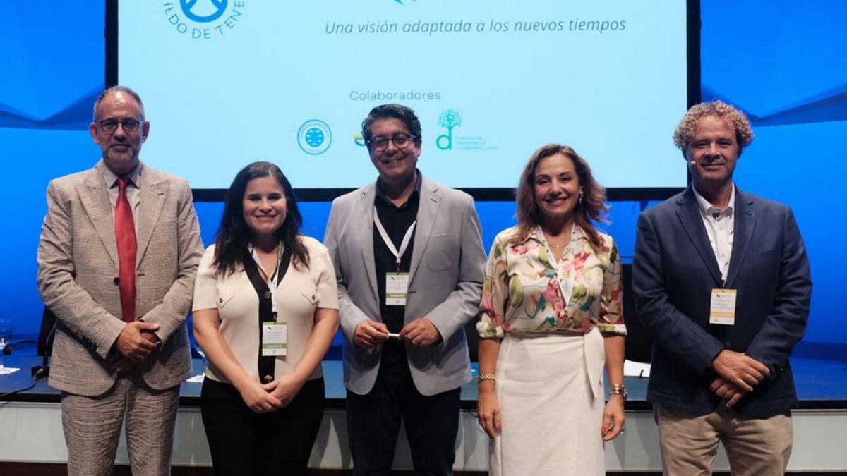 Pedro Martín (center), yesterday at the closing of the conference.  |  |  DE