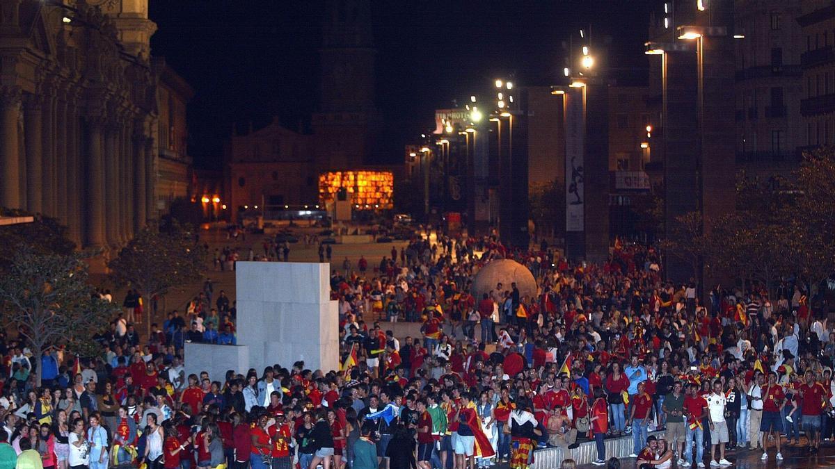 La afición de Zaragoza viviendo un partido de España en la Plaza del Pilar en 2012