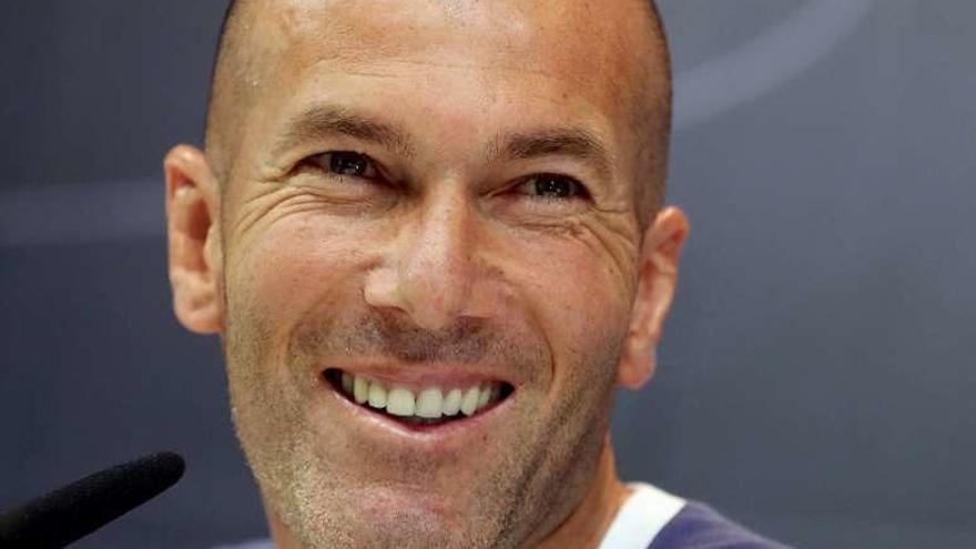 El técnico del Madrid, Zinedine Zidane, ayer, en rueda de prensa. // Efe