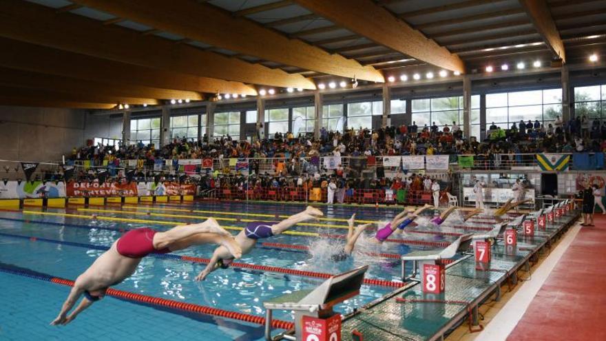 El cierre de la piscina olímpica pone en jaque a medio millar de deportistas