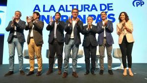 Feijóo resisteix a les posicions dures i s’arrisca amb Vox en el debat lingüístic a Catalunya