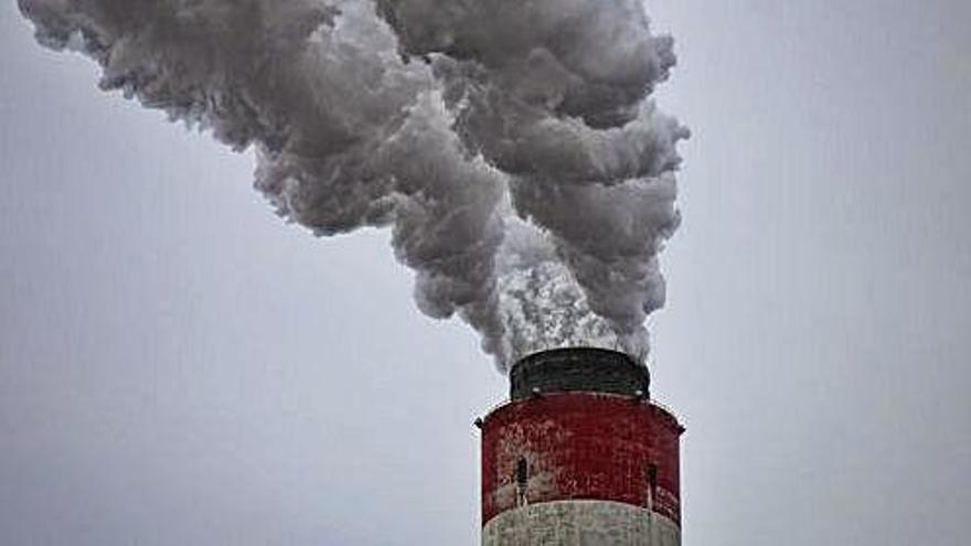 Contaminación emitida por una industria.