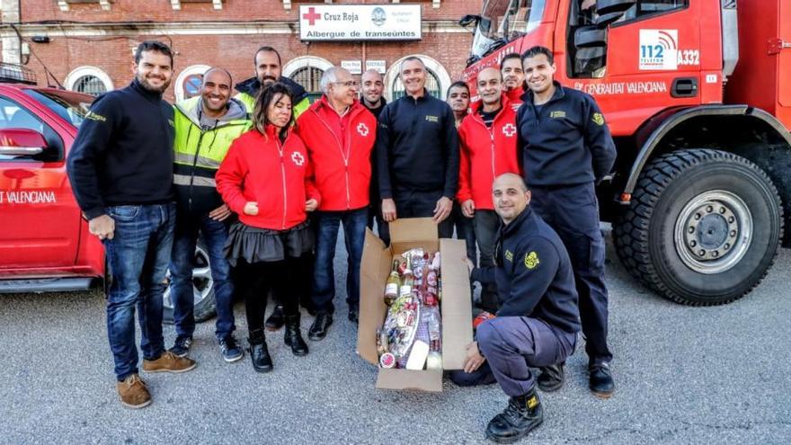 Los bomberos forestales posn con la cesta