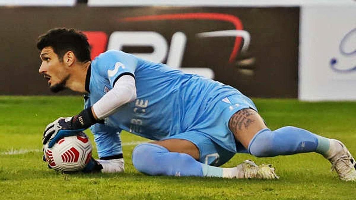 Dituro agarra un balón durante un partido en Chile. // FDV