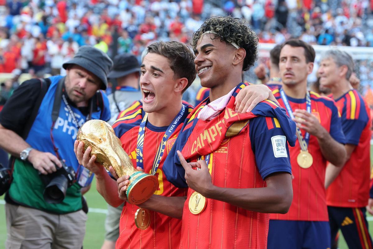Gavi y Lamine Yamal, con el trofeo del Mundial.