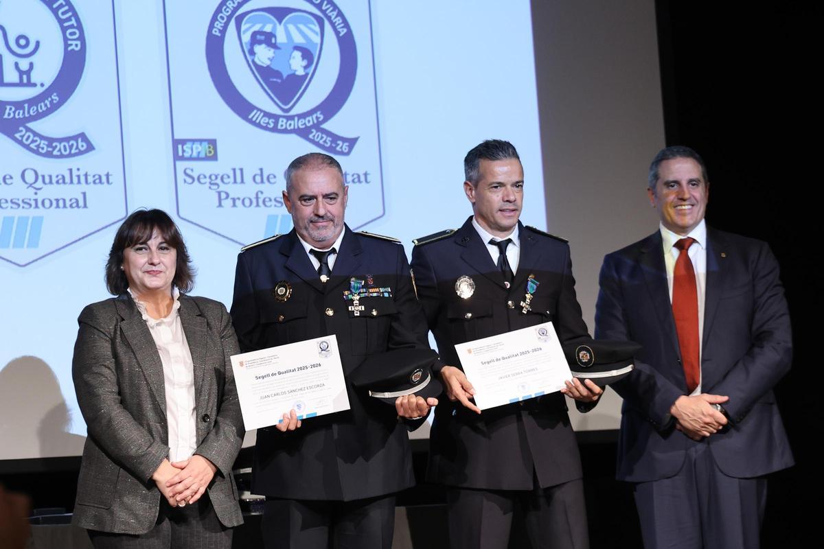 Antònia Maria Estarellas, los policías locales Juan Carlos Sánchez y Javier Serra y Pablo Gárriz
