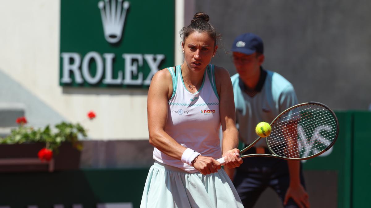 Sara Sorribes disputando el partido de dobles en Rolanda Garros.