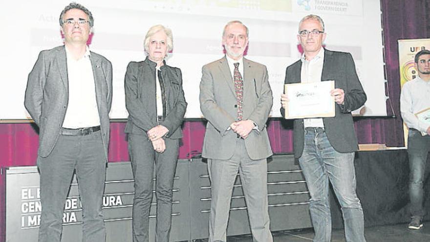 El regidor Jaume Torras, a la dreta, recollint la distinció