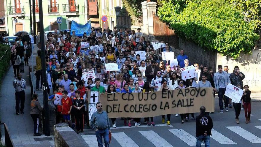 La marcha de los padres del colegio La Salle de Ujo, ayer, por las calles de la localidad.