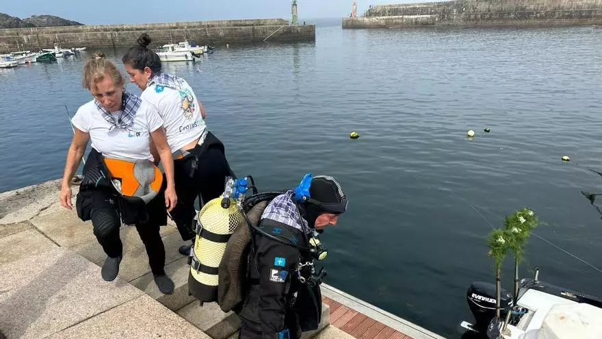 Primer chapuzón de la virgen del Carmen de Tapia: se sumerge en el puerto para proteger a las gentes del mar