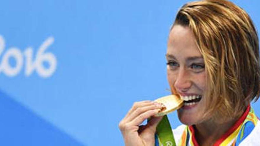 Mireia Belmonte celebra la victoria y la medalla de oro en los 200 metros mariposa.