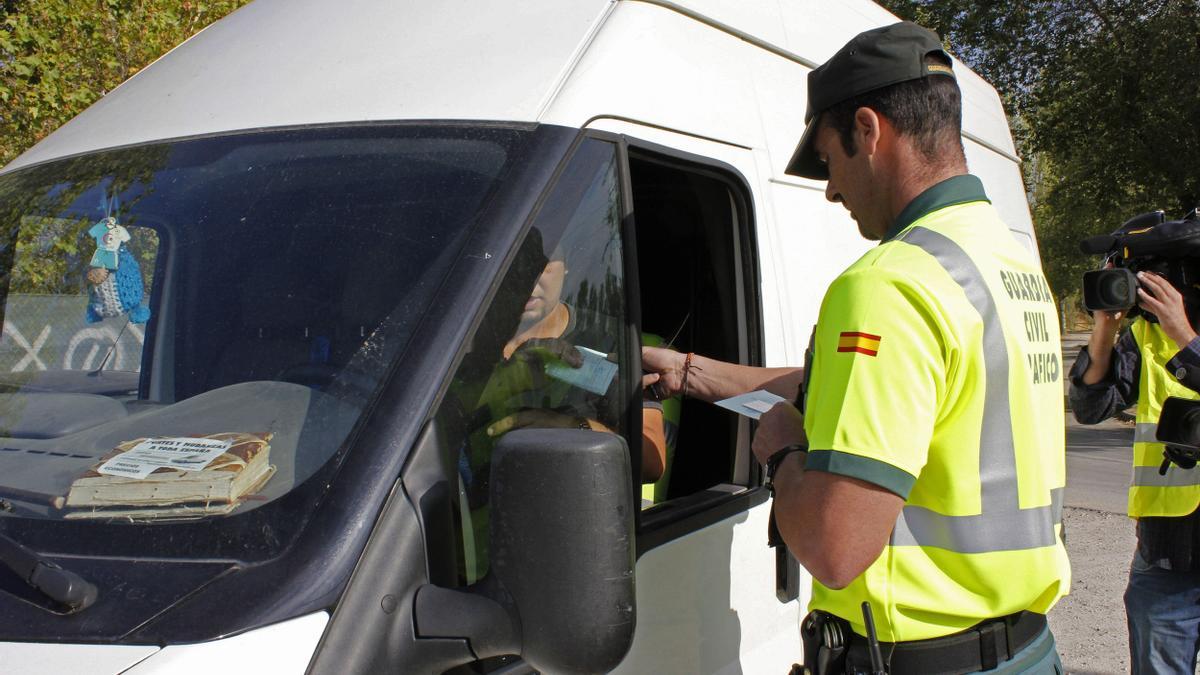 Un Guardia Civil multa a un conductor.