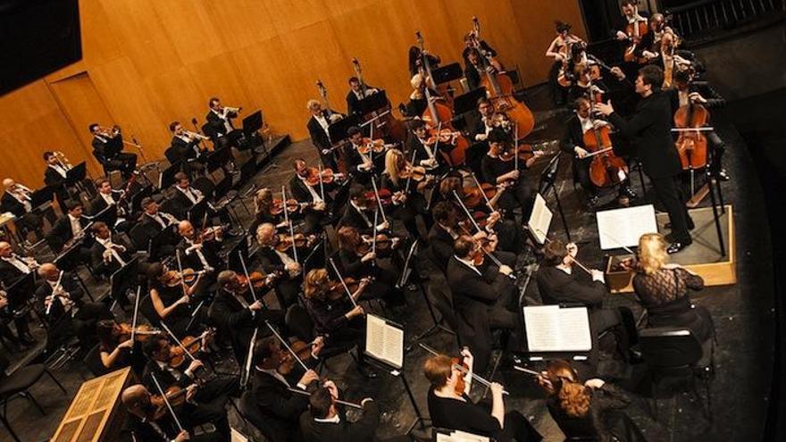 Manuel Hernández Silva, dirigiendo a la orquesta en una imagen de archivo.