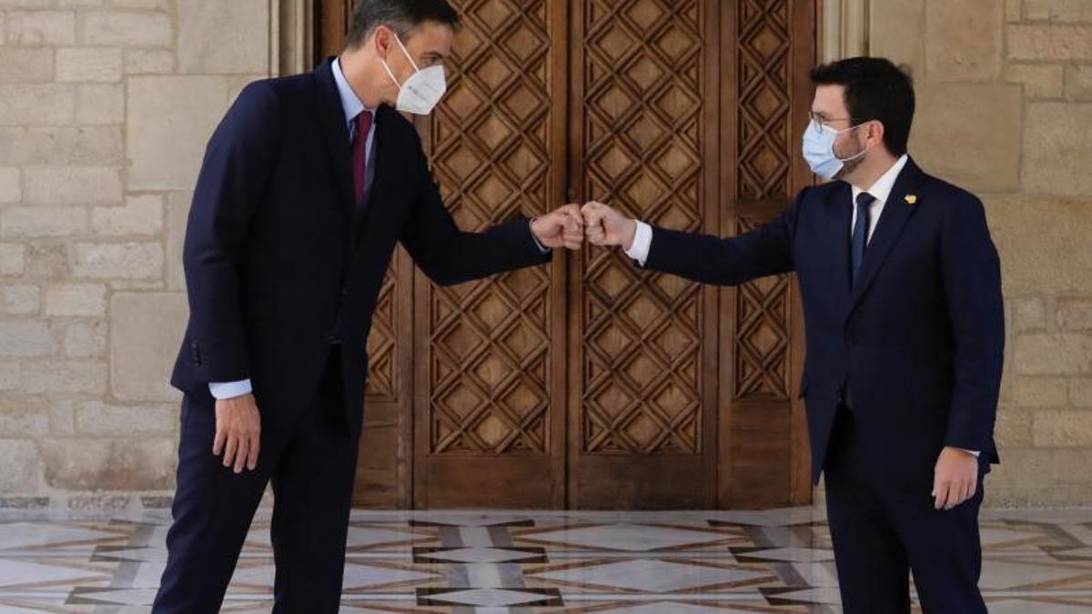 El presidente del Gobierno, Pedro Sánchez, y el 'president' de la Generalitat, Pere Aragonès, se saludan antes de su reunión bilateral previa al encuentro de la mesa de diálogo, el pasado 15 de septiembre de 2021 en el Palau de la Generalitat, en Barcelona.