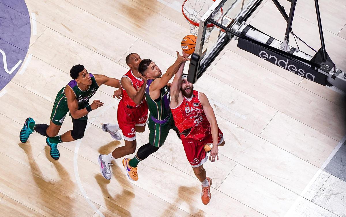 Imagen del partido entre el Unicaja CB y el BAXI Manresa de la liga de baloncesto ACB, disputado en el Palacio de Deportes Martín Carpena