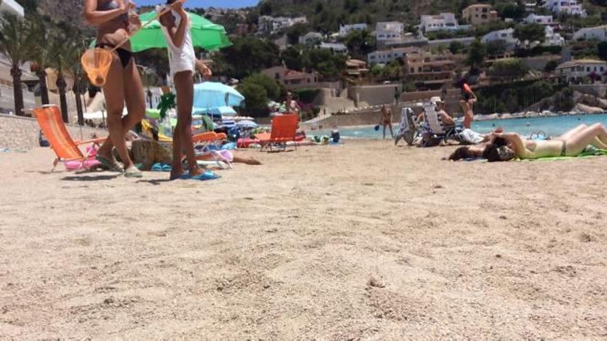 La playa del Portet de Moraira se queda de gravilla
