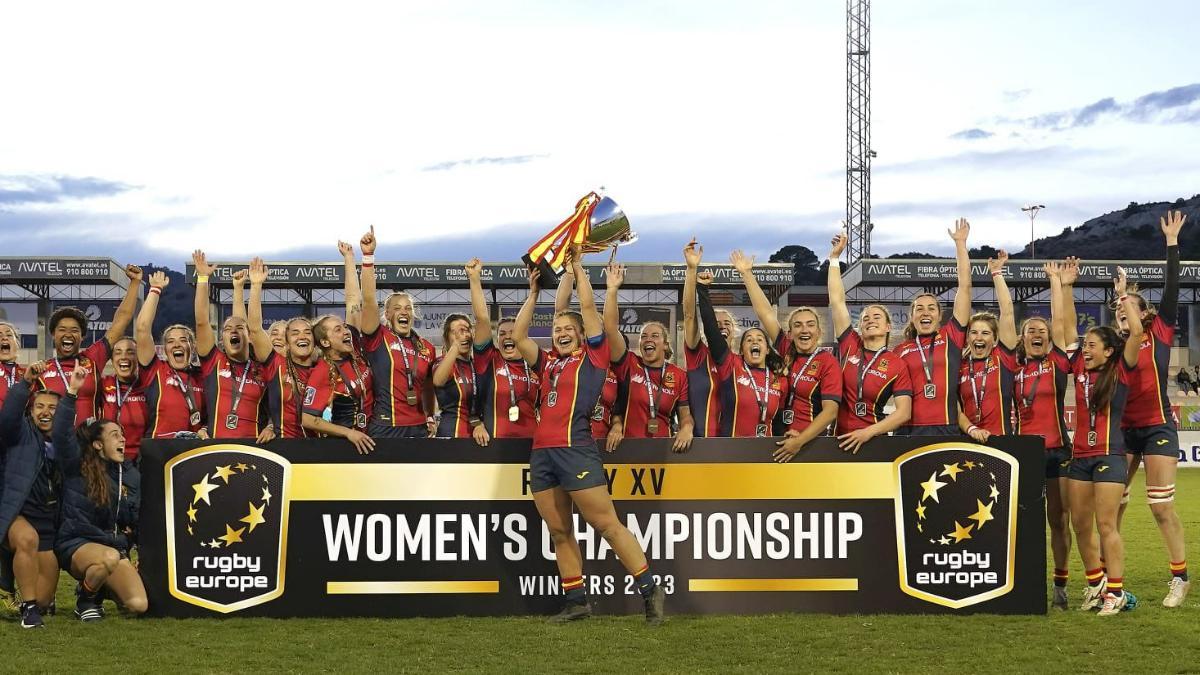 Las jugadoras de la selección española de rugby celebran el campeonato de Europa