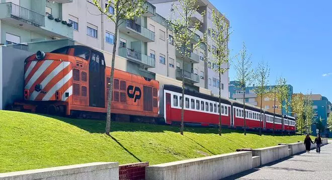El mural hiperrealista que «devuelve» el tren a Monçao
