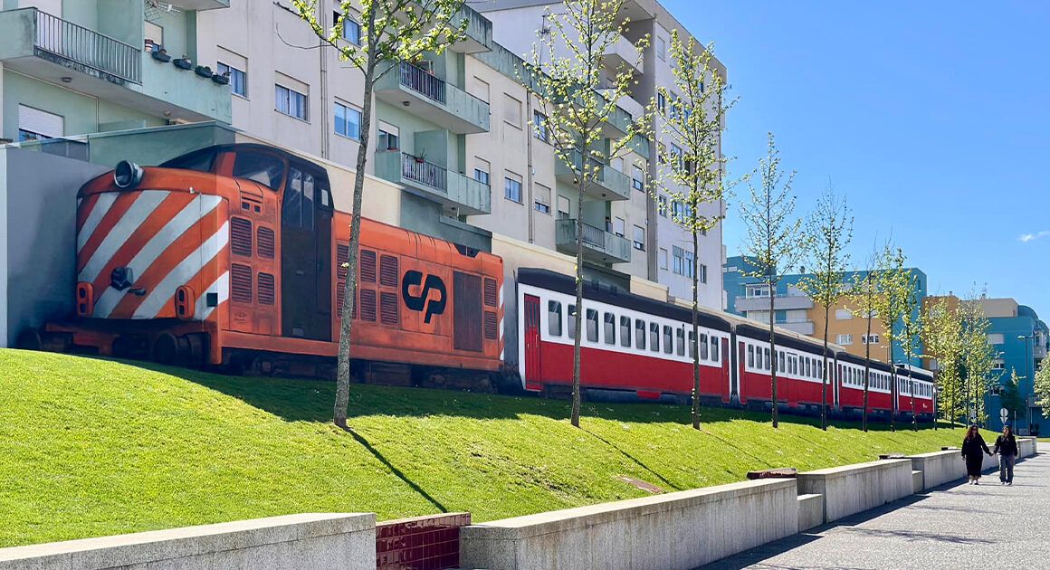 El mural hiperrealista que «devuelve» el tren a Monçao