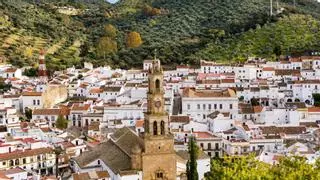 El pueblo blanco de la Sierra Norte de Sevilla donde refugiarse de la nueva ola de calor: castillo del siglo XV, dehesas y noches estrelladas