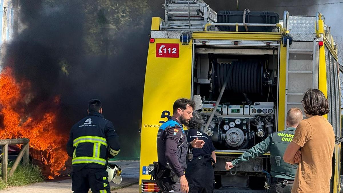 En imágenes: Espectacular incendio de un coche en Ribadesella