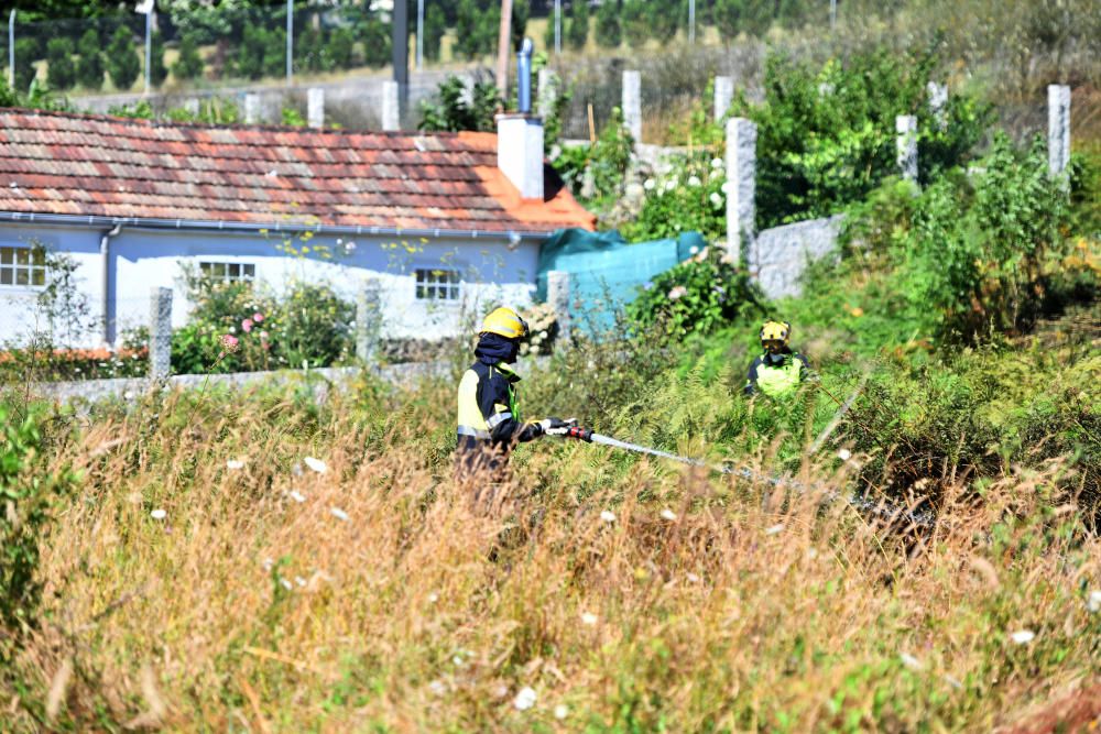 Despliegue contra un incendio cerca de casas en Lérez, Pontevedra