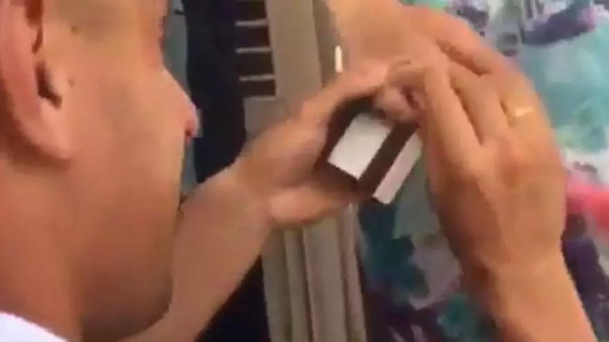 Asciende con el Unionistas y le pide matrimonio en la celebración en el Ayuntamiento