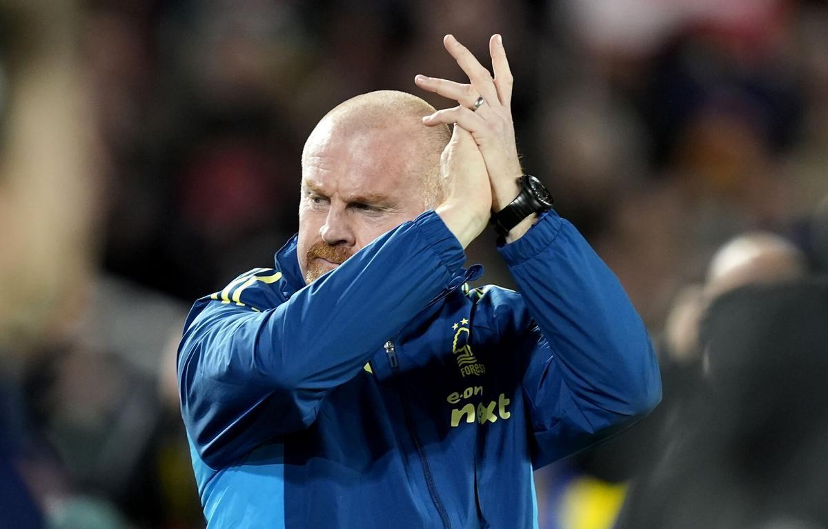 NOTTINGHAM (United Kingdom), 23/10/2025.- Forest manager Sean Dyche applauds fans before the UEFA Europa League league phase match between Nottingham Forest and FC Porto, in Nottingham, Britain, 23 October 2025. (Reino Unido) EFE/EPA/TIM KEETON