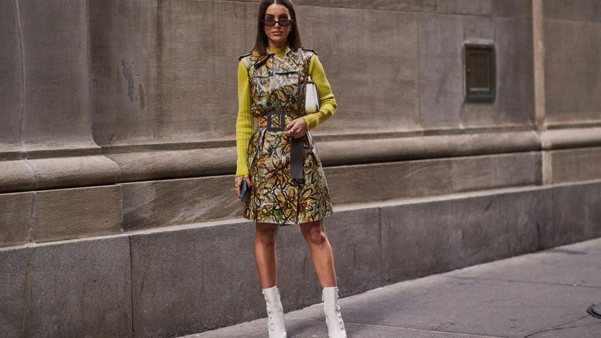 Camila Coelho con unos botines blancos durante de Nueva York Fashion Week FW 19