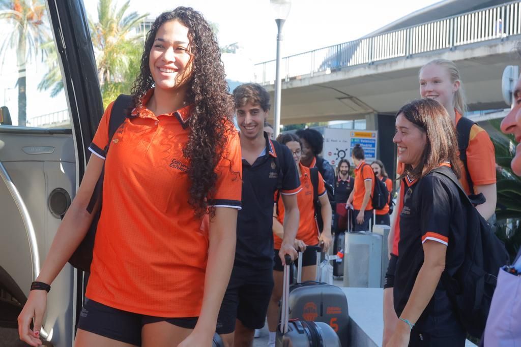 Las jugadoras del Valencia Basket regresan después de proclamarse campeonas de la Supercopa de España