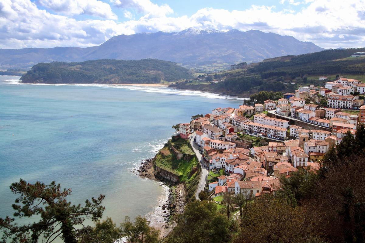 Vista principal del pueblo de lastres, en los lugares más bellos de la región asturiana de España