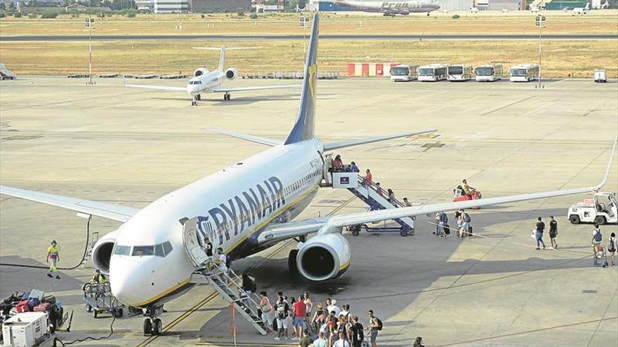 Las aerolíneas avisan de que tasar el CO2 encarecerá los vuelos baratos