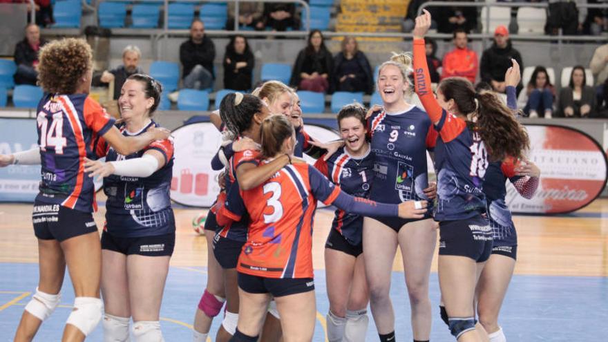 Las jugadoras del CV Elche celebran su ascenso