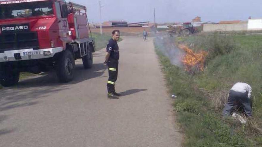 Los bomberos realizan una quema controlada de rastrojos en San Cristóbal de Entreviñas.