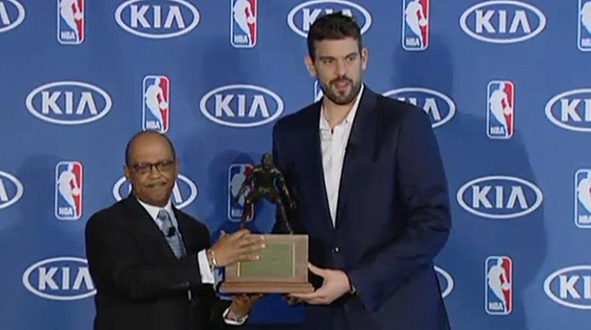 El pivot de Sant Boi rep el premi, que recau per primera vegada en un jugador europeu.